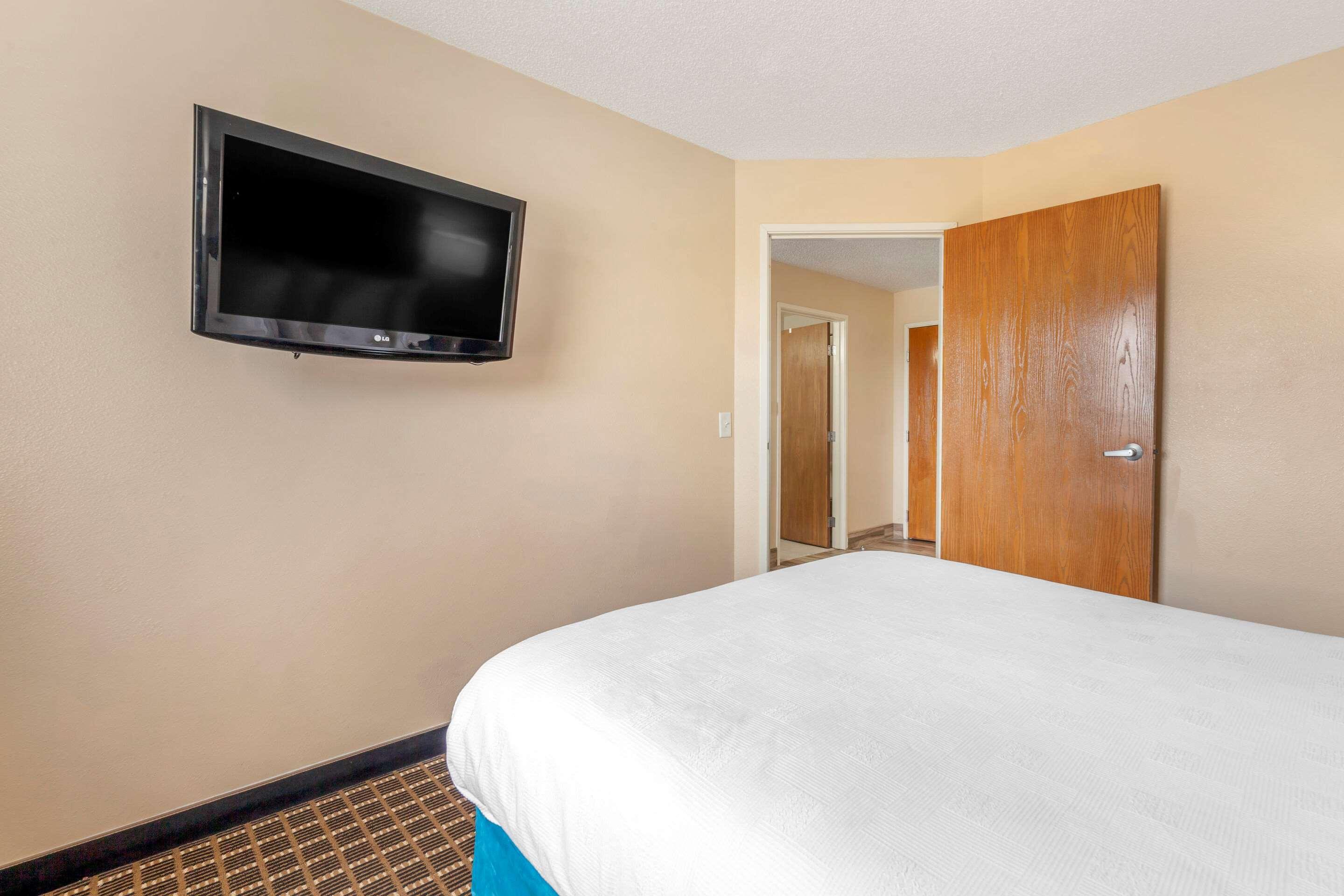 Mainstay Suites Dubuque At Hwy 20 Exterior photo
