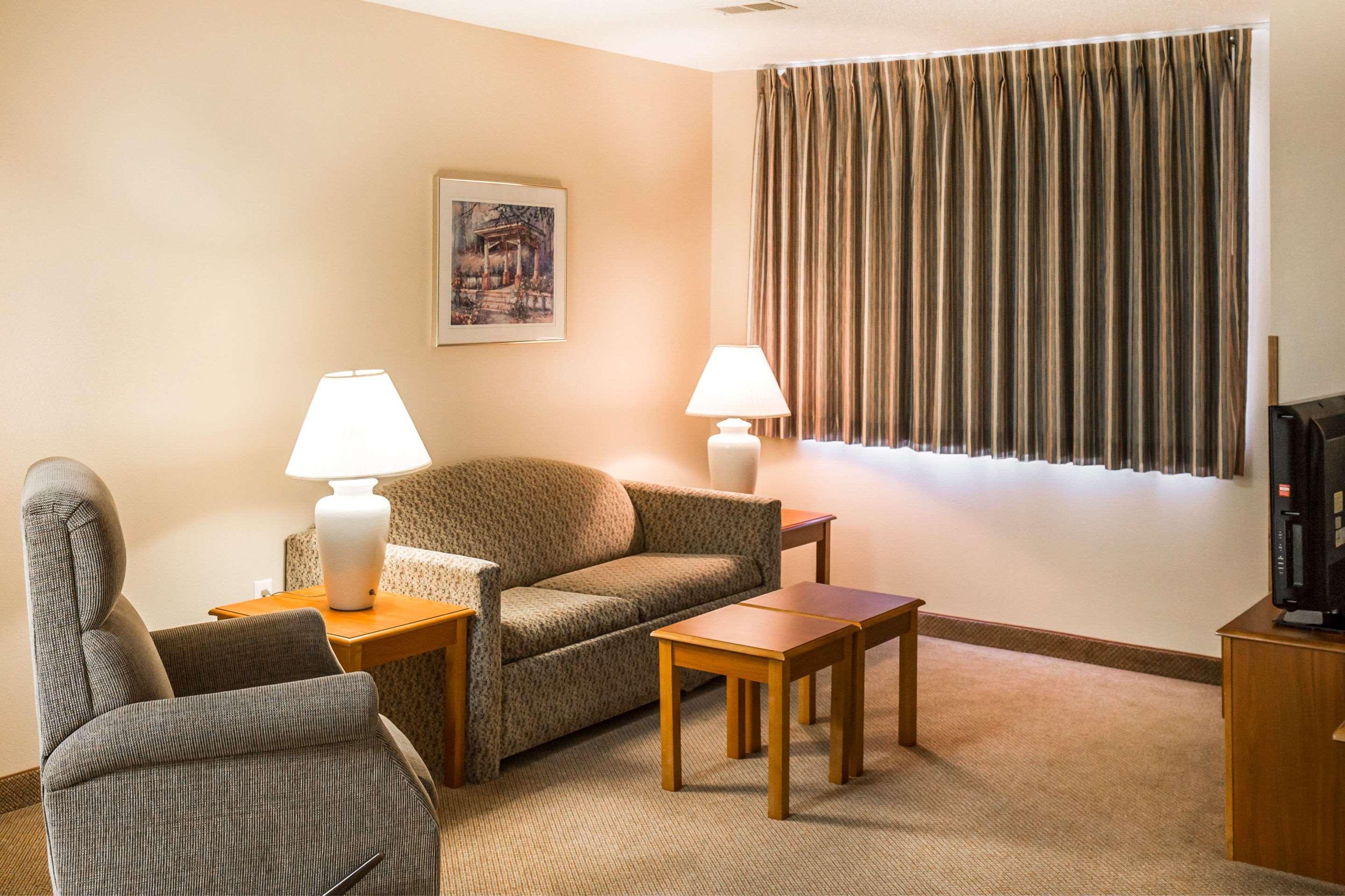 Mainstay Suites Dubuque At Hwy 20 Exterior photo