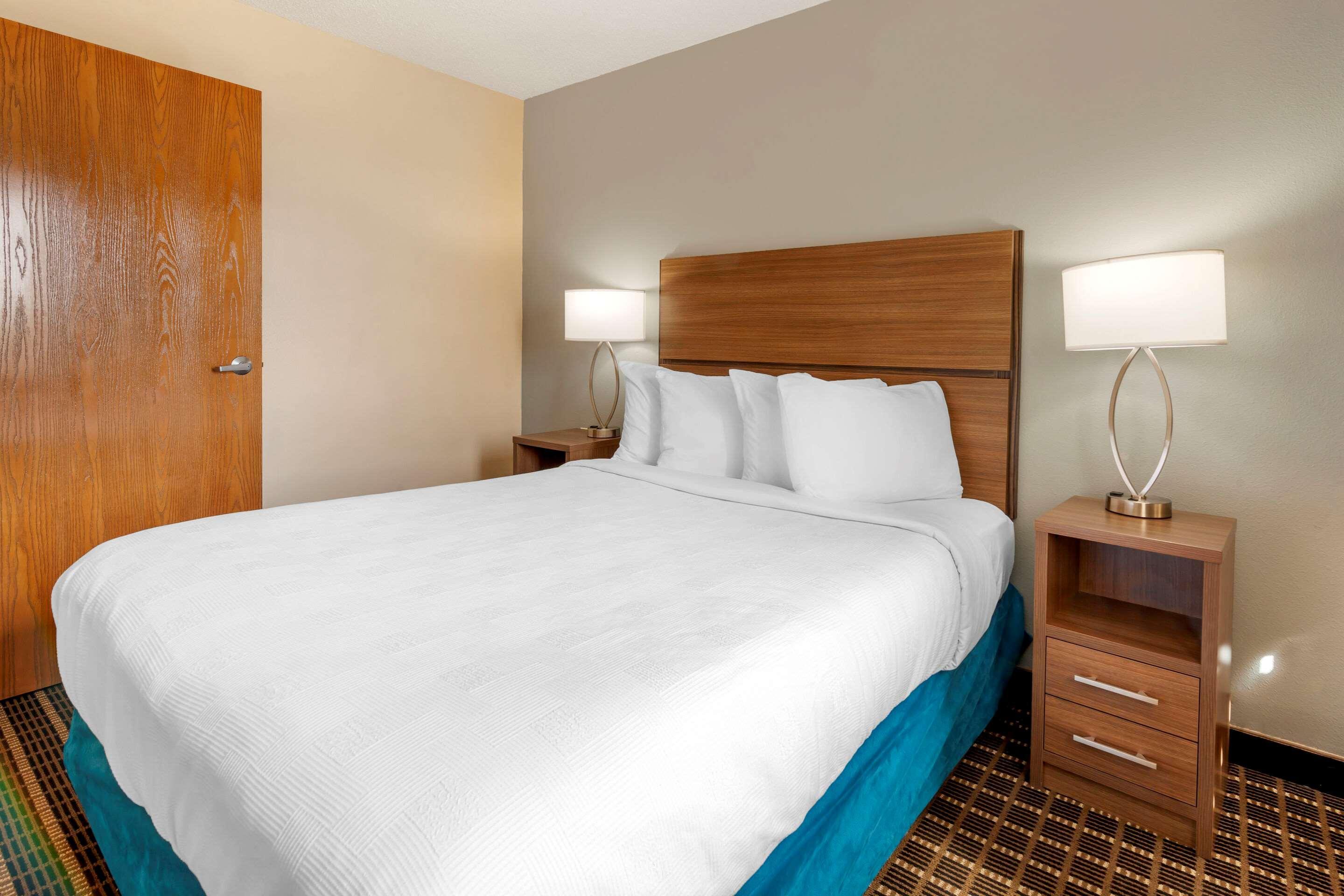 Mainstay Suites Dubuque At Hwy 20 Exterior photo