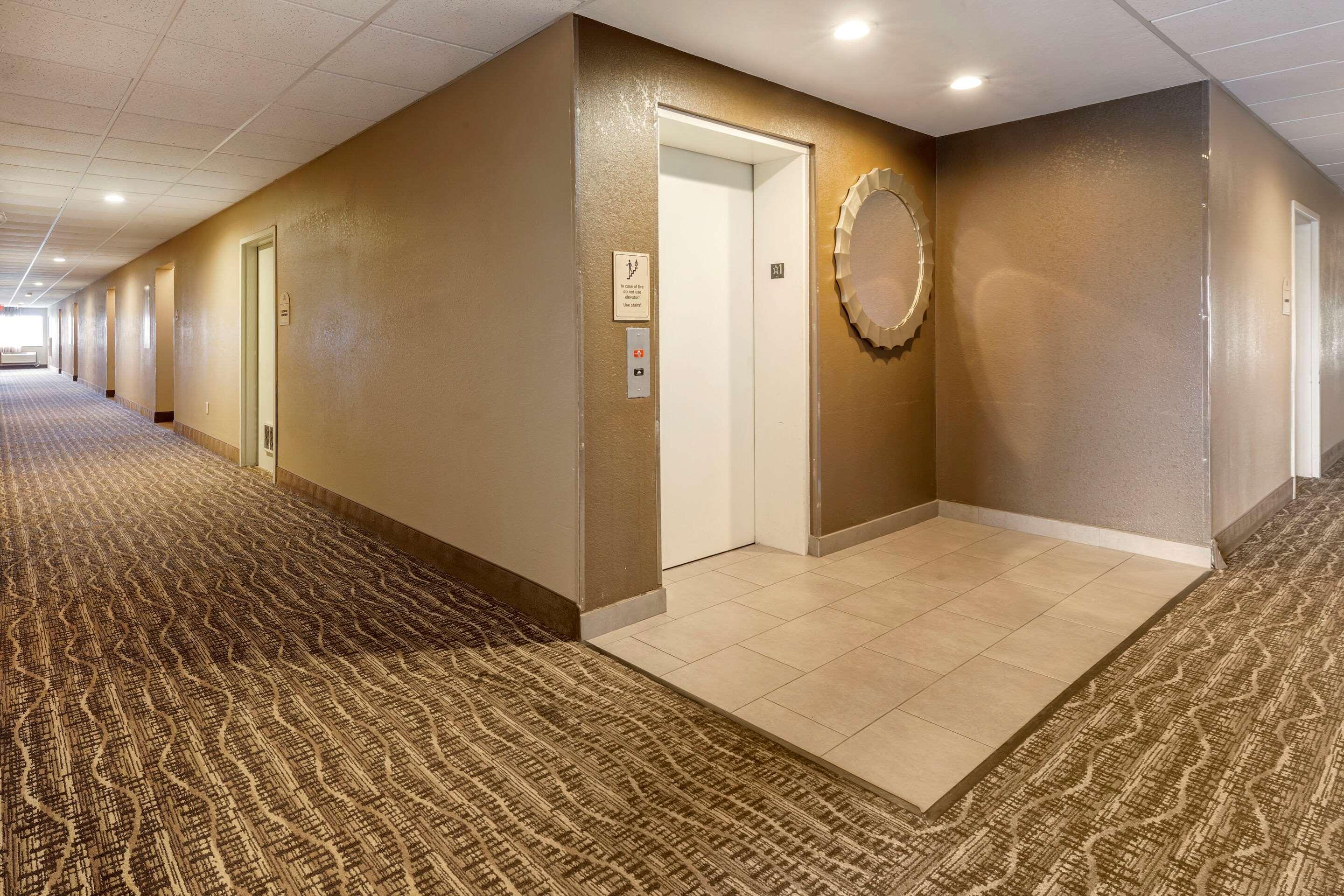 Mainstay Suites Dubuque At Hwy 20 Exterior photo