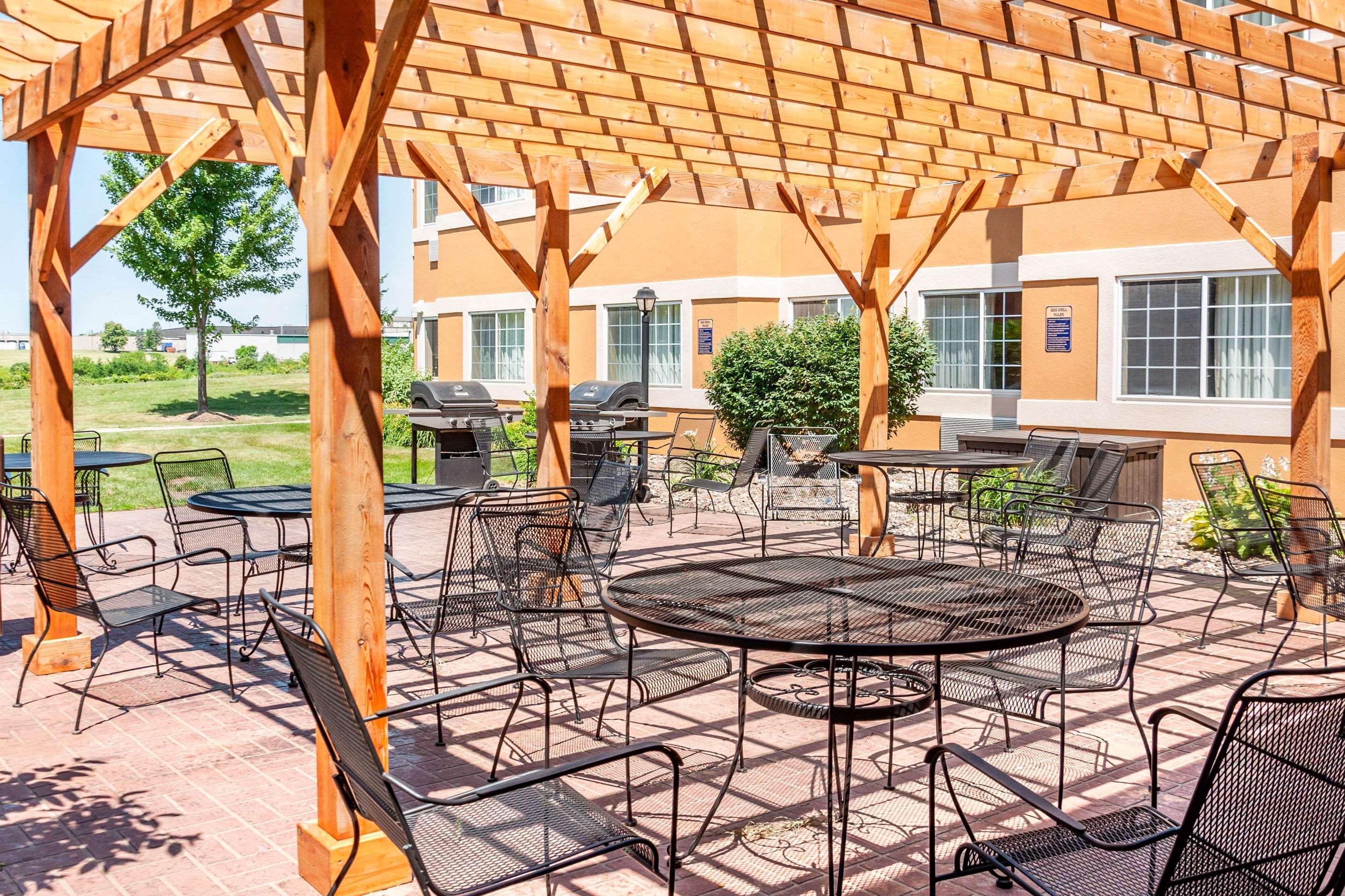 Mainstay Suites Dubuque At Hwy 20 Exterior photo