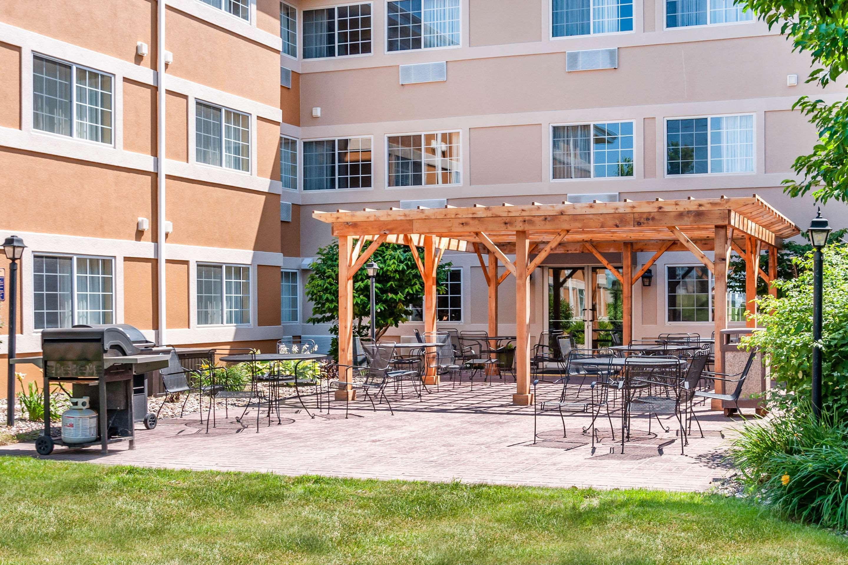 Mainstay Suites Dubuque At Hwy 20 Exterior photo