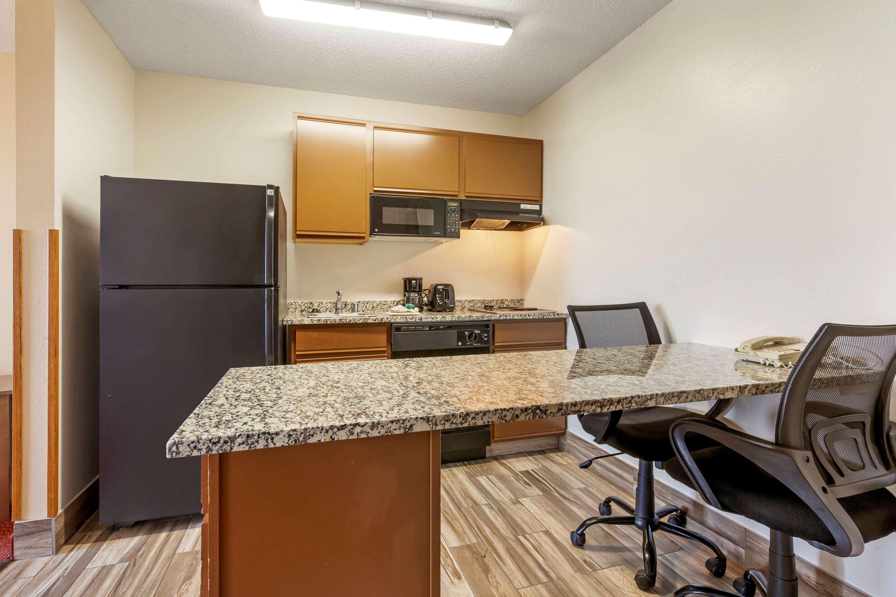 Mainstay Suites Dubuque At Hwy 20 Exterior photo